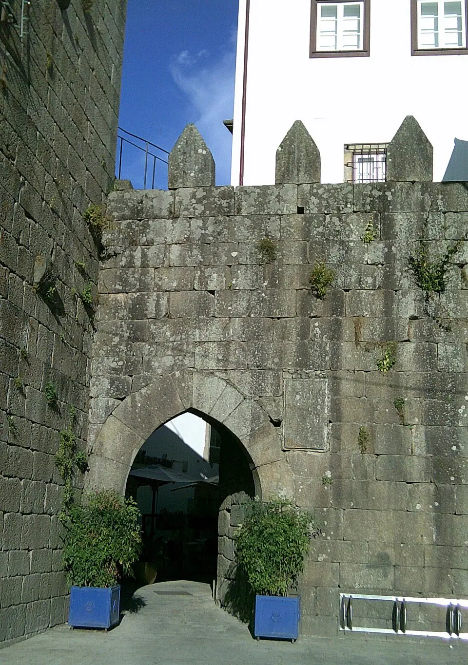 Torres de São Paulo e da Cadeia e o pequeno pano de muralha existente entre as duas torres