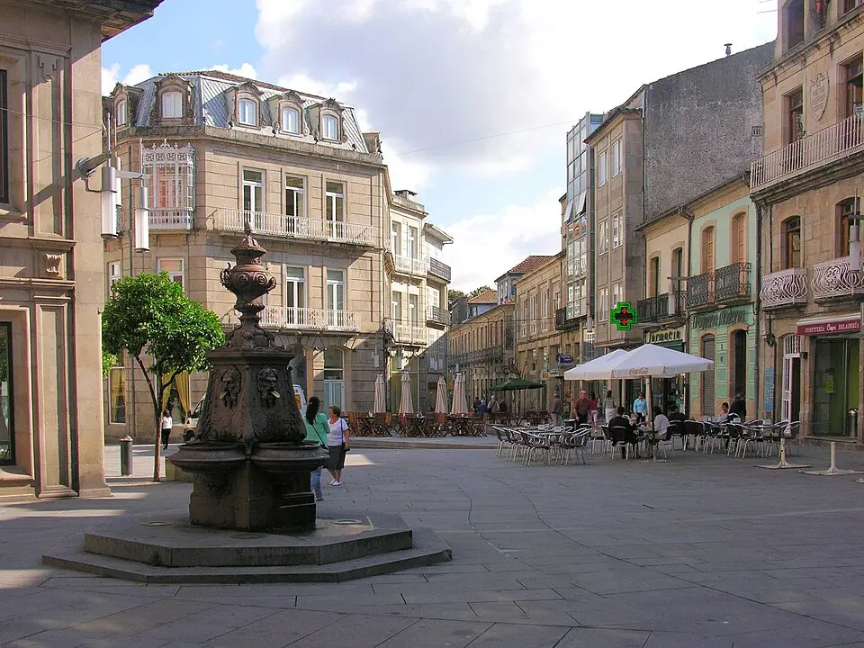 Kép: Luis Miguel Bugallo Sánchez (http://commons.wikimedia.org/wiki/User:Lmbuga) · CC BY-SA 3.0 Plaza de Curros Enríquez
