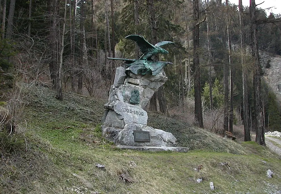 Denkmal bei der Pontlatzbrücke