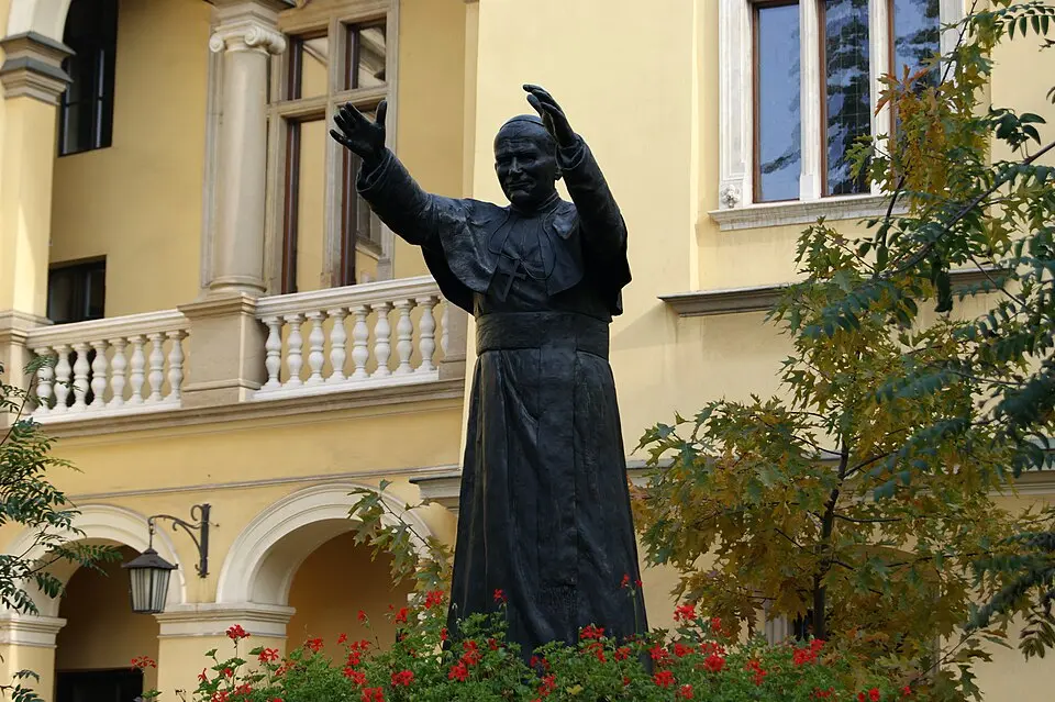 Pomnik Jana Pawła II na dziedzińcu Pałacu Biskupiego (Kraków)