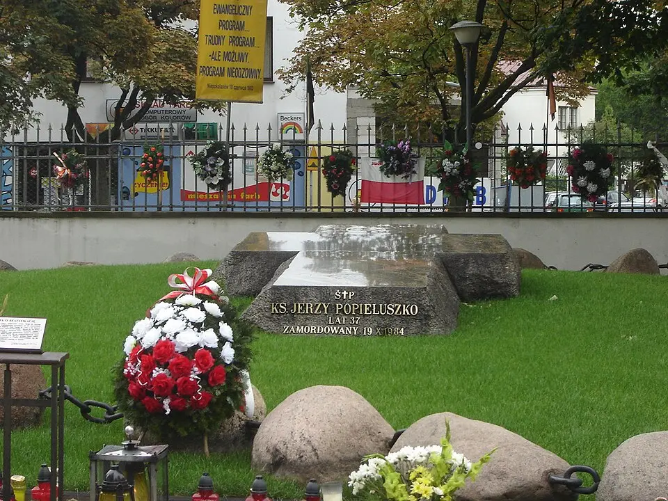 Image: Reytan · Public domain Grób Jerzego Popiełuszki w Warszawie