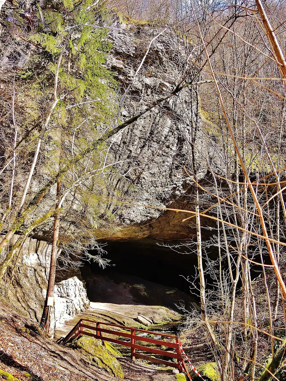 grotte de Plaisir-Fontaine