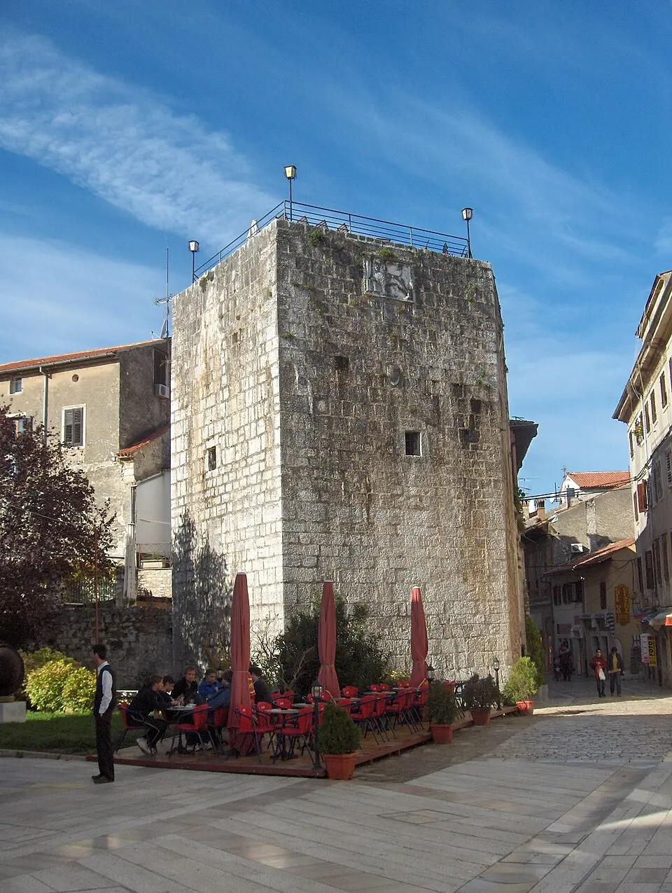Obrázek: Georges Jansoone JoJan · CC BY-SA 4.0 Fünfeckiger Turm von Poreč