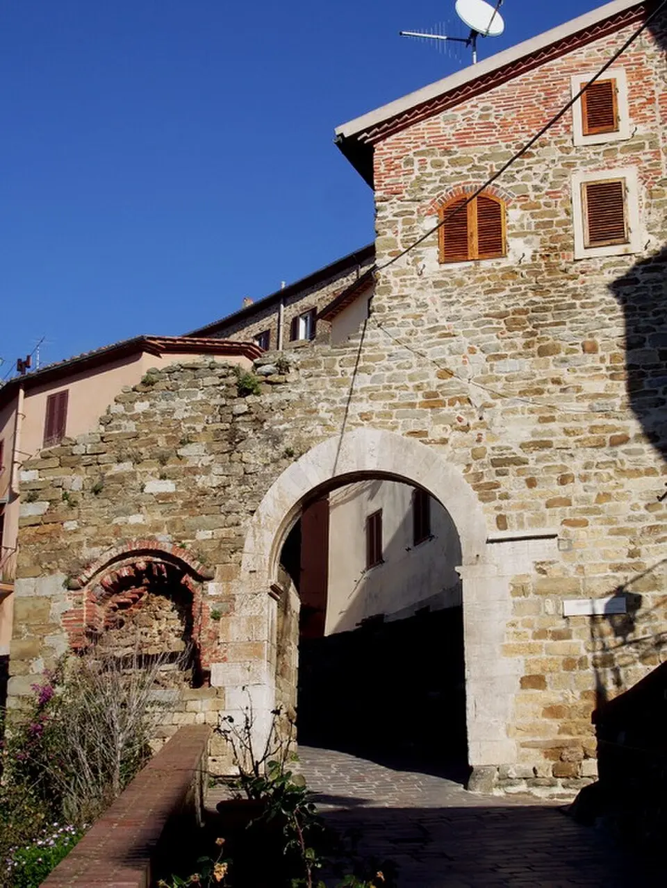 Porta Pisana