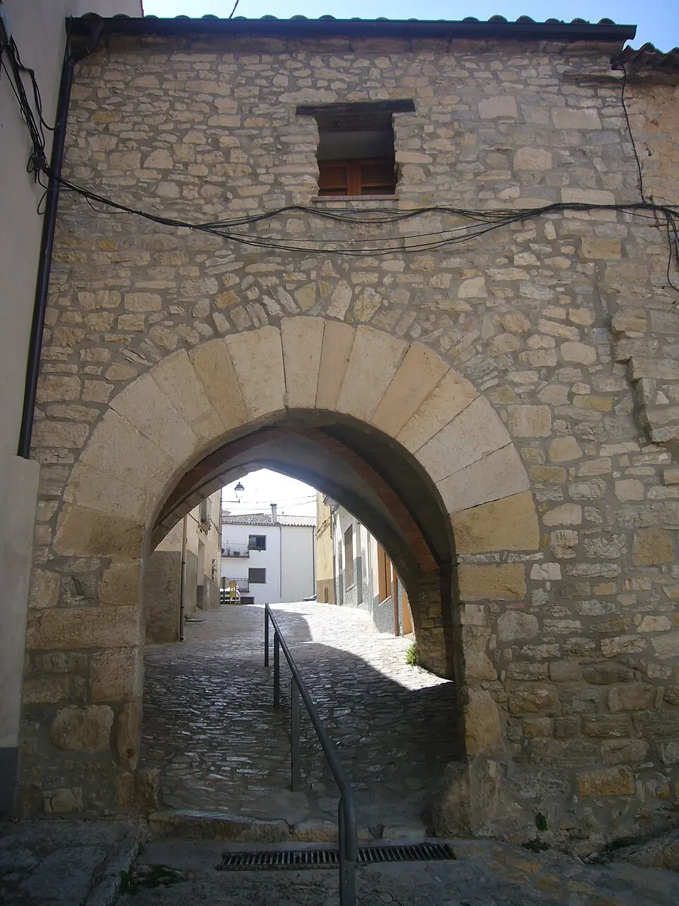 Restes de muralla i portals del poble de la Llacuna