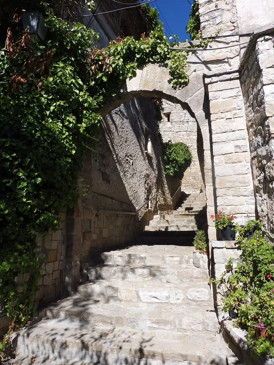 Portal del carrer Església de la Guàrdia Lada