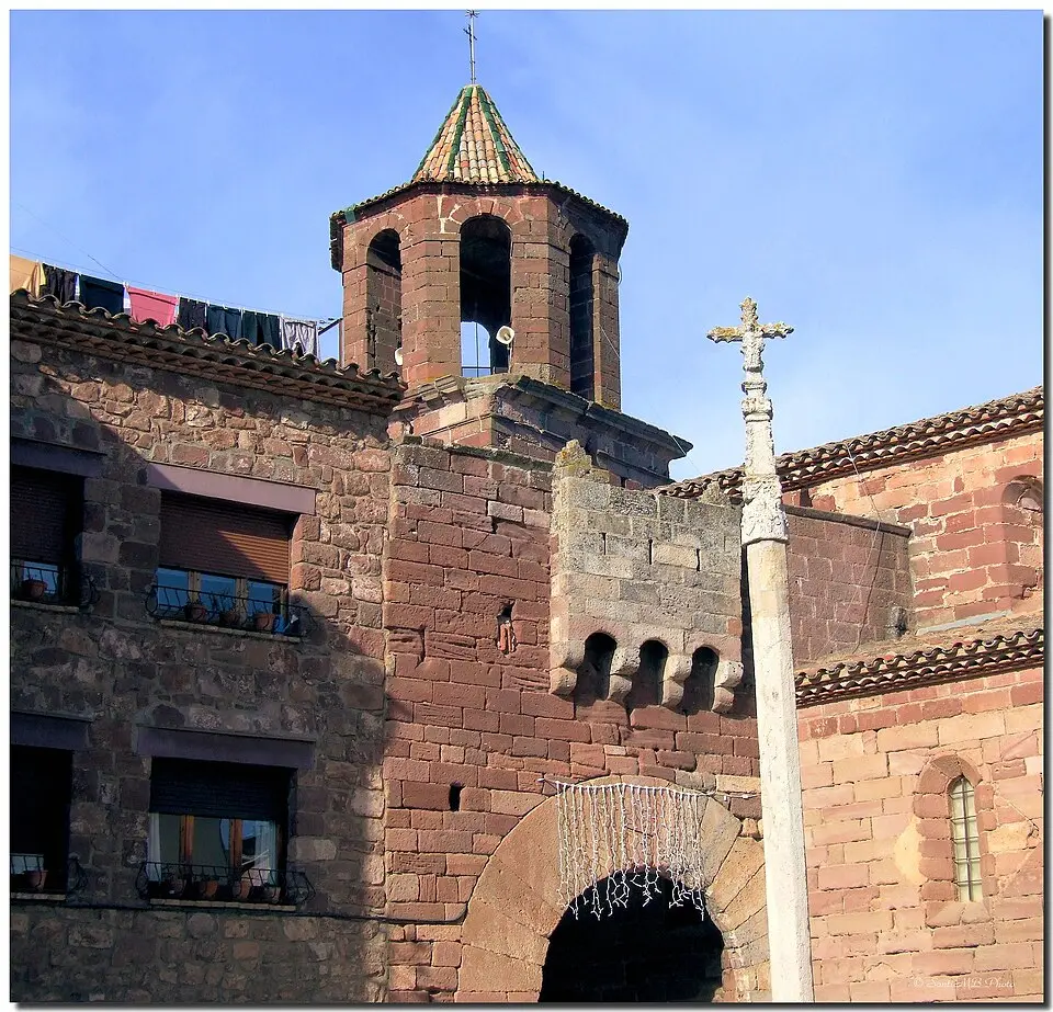 Recinto amurallado y puerta de la villa