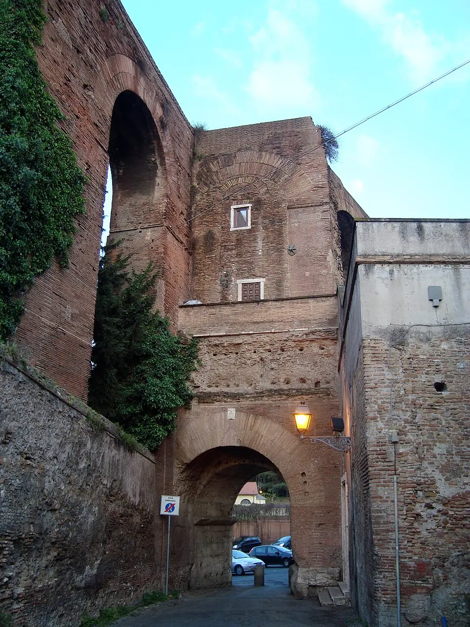 Porta Caelimontana e Porta Querquetulana