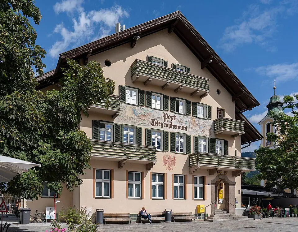 Fassaden und Treppenhaus des Postamtes