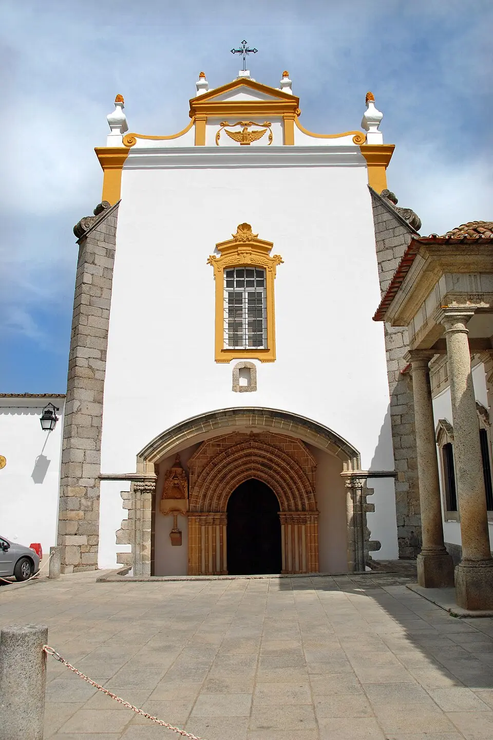 Immagine: António Amen · CC BY-SA 3.0 Igreja dos Lóios, compreendendo as campas de bronze