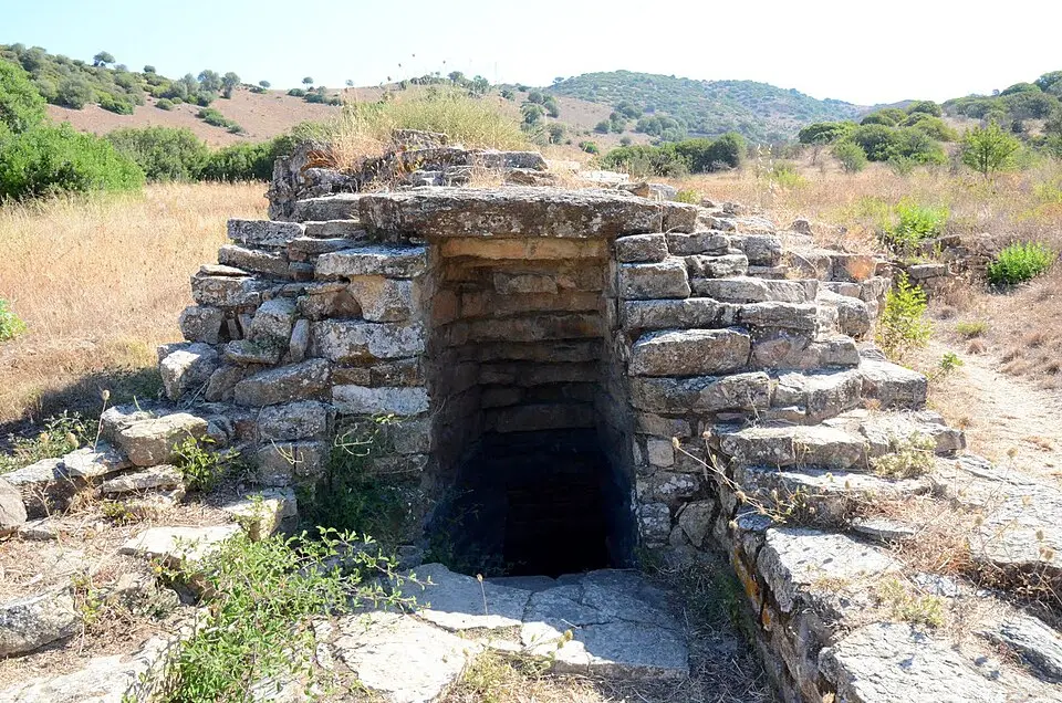 Obrázok: Aga Khan (IT) · CC BY-SA 3.0 pozzo sacro di Funtana Coberta