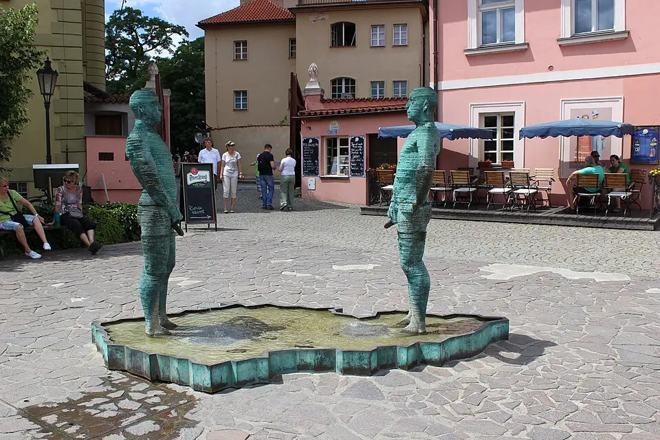 Čůrající postavy