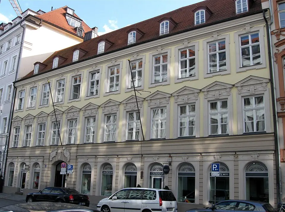 Image: Rufus46 · CC BY-SA 3.0 Palais Seinsheim