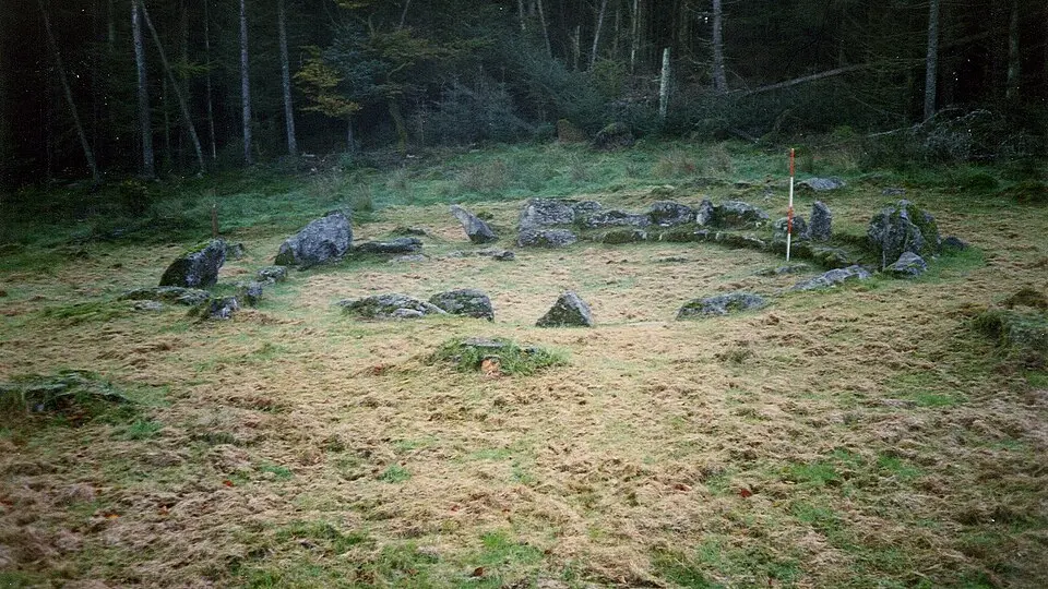 Image: Sandy Gerrard · CC BY-SA 2.0 Partially enclosed stone hut circle settlement 780m south west of Metherall