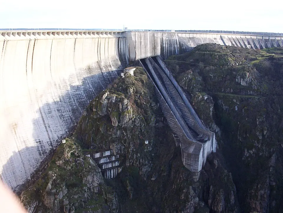 Image: Dario · CC BY-SA 1.0 barrage d'Almendra