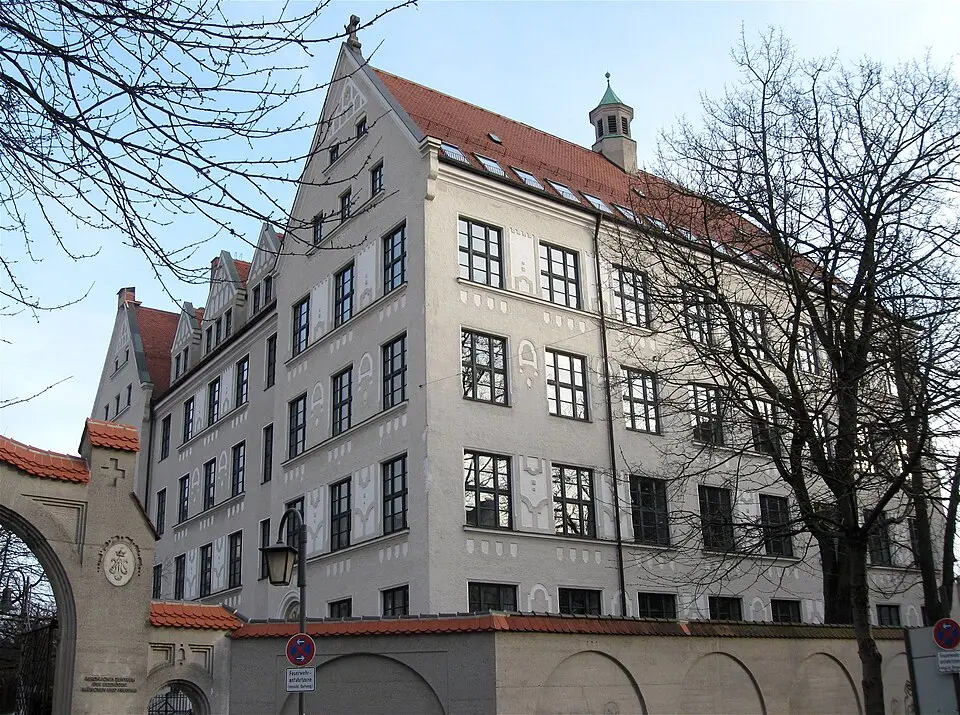 Bild: Rufus46 · CC BY-SA 3.0 Ehem. Frauenkloster vom Guten Hirten
