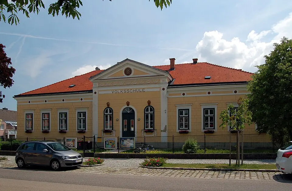 Bild: Herzi Pinki · CC BY-SA 3.0 Volksschule