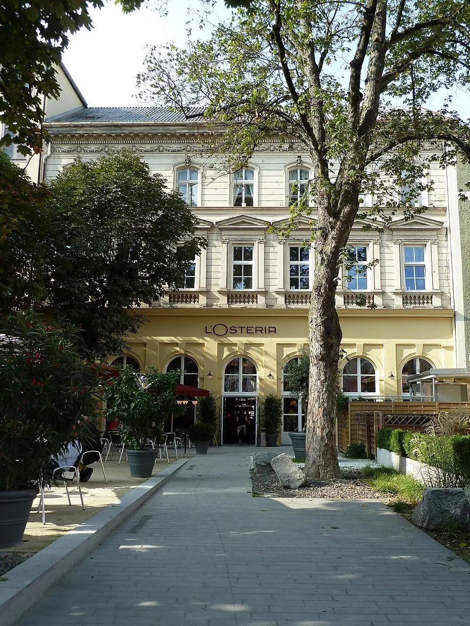 Wohn- und Geschäftshaus