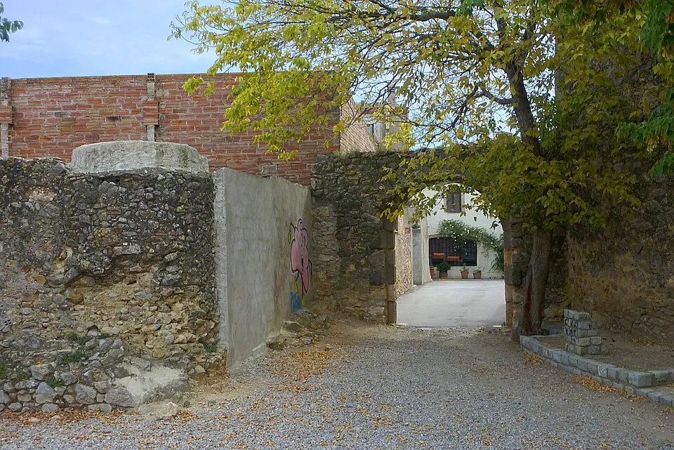 Puerta y murallas de la Pabordia