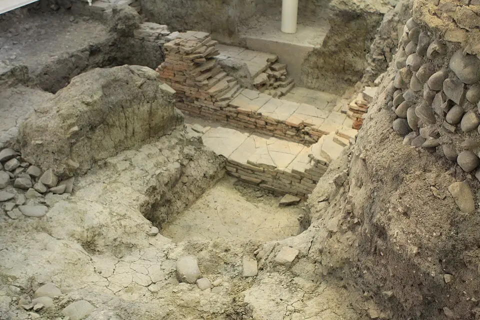 Scavi archeologici sotto la Piazza Coperta