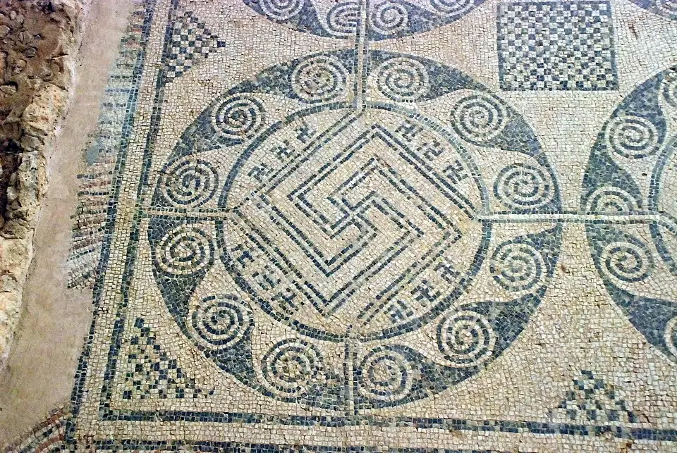 Habitación Nº 17 Mosaico Con las Svásticas
