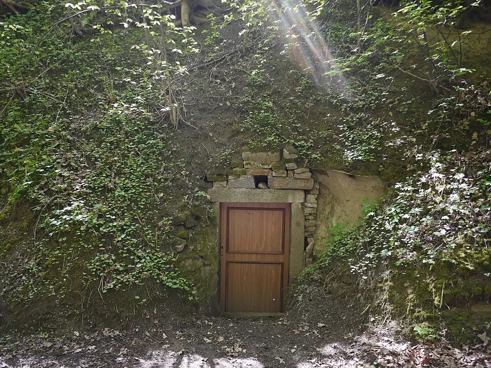 Erdkeller 12, 13