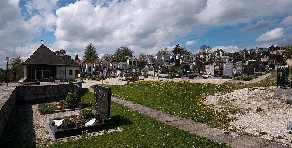 Bild: Thomas Ledl · CC BY-SA 3.0 AT Friedhof christlich mit Priestergrab