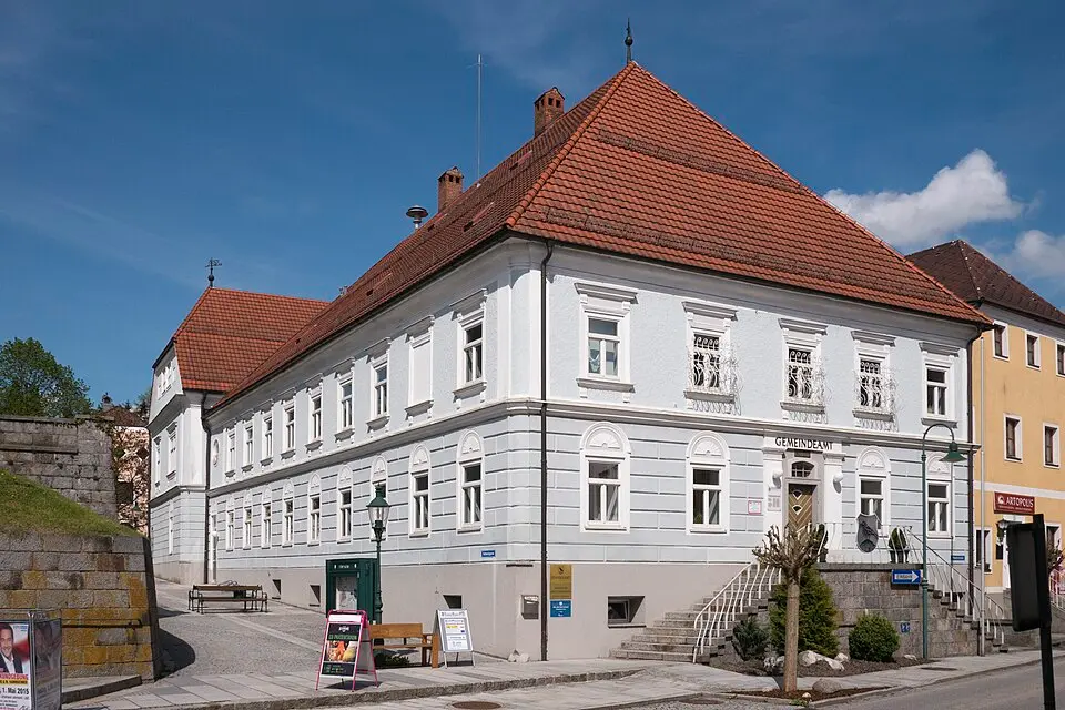 Marktgemeindeamt, Heimatarchiv, Bräustüberlmuseum und Landesmusikschule
