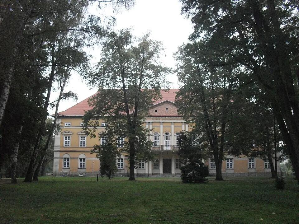 Zespół pałacowy, Biskupska 2 w Radłowie