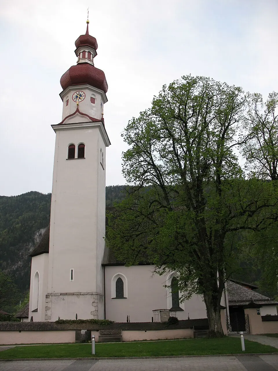 Immagine: Jürgele (talk) · CC BY-SA 3.0 AT Kath. Filialkirche hl. Briccius und Friedhof
