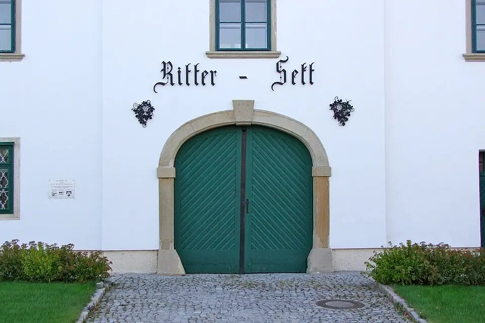 Schloss Raggendorf samt Garten und Umfassungsmauer