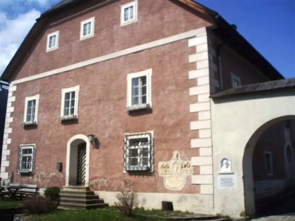 Pfarrhof mit Wirtschaftsgebäude