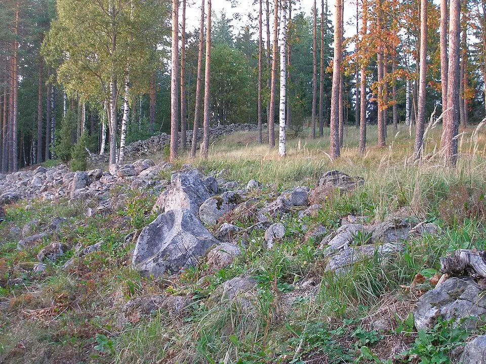 Slika: Tomi Mäkitalo · CC BY-SA 3.0 Rapolan muinaislinna