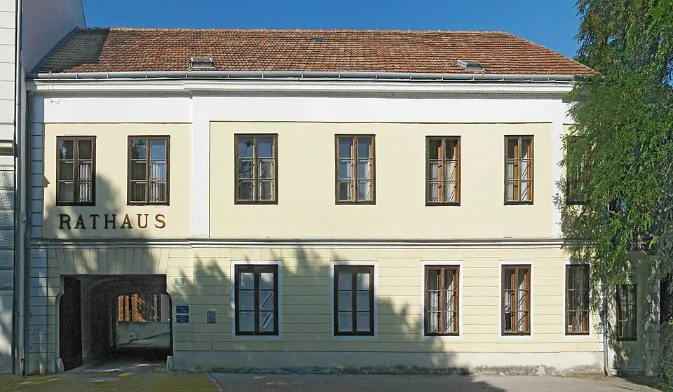 Obrázok: Salvestro (talk) · CC BY-SA 3.0 AT Rathaus/Gemeindeamt, ehem. G. Bauers Gasthaus
