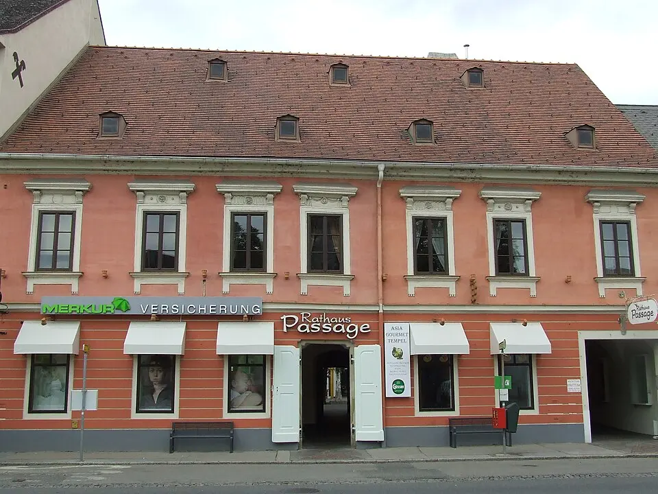 Image: 16kiwi (talk) · CC BY-SA 3.0 AT Wohn- und Geschäftshaus, Rathaus Passage