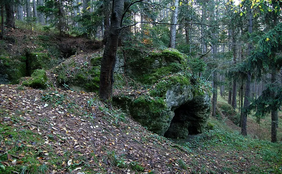 Bild: Herzi Pinki · CC BY-SA 3.0 Räuberhöhle (Mollramer Wald)