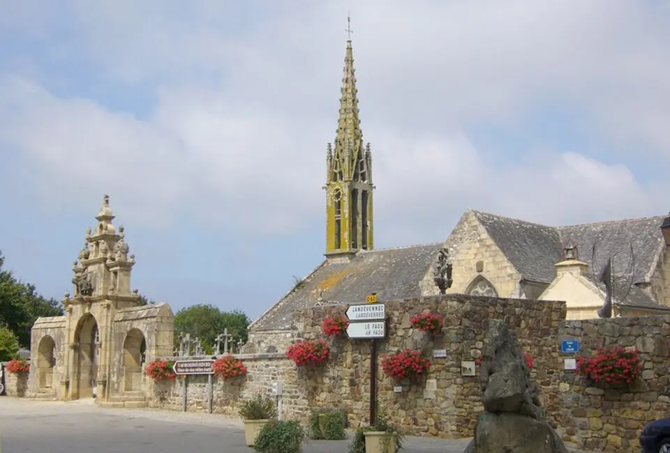 Obrázok: Suaudeau at French Wikipedia · CC BY-SA 3.0 église Saint-Pierre-et-Saint-Paul d'Argol