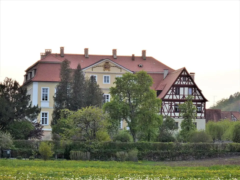 Image: --Xocolatl (talk) 23:15, 8 May 2010 (UTC) · Public domain Schloss Rügland