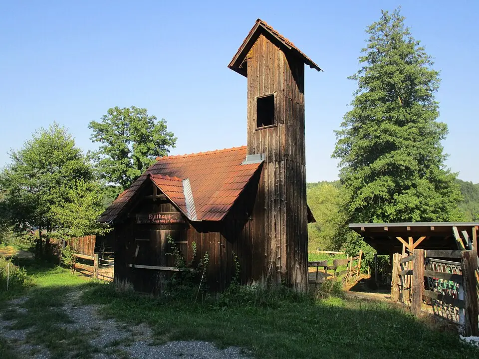 Obrázok: Clemens Stockner · CC BY-SA 3.0 AT Ehem. Rüsthaus der Freiwilligen Feuerwehr Gnaning