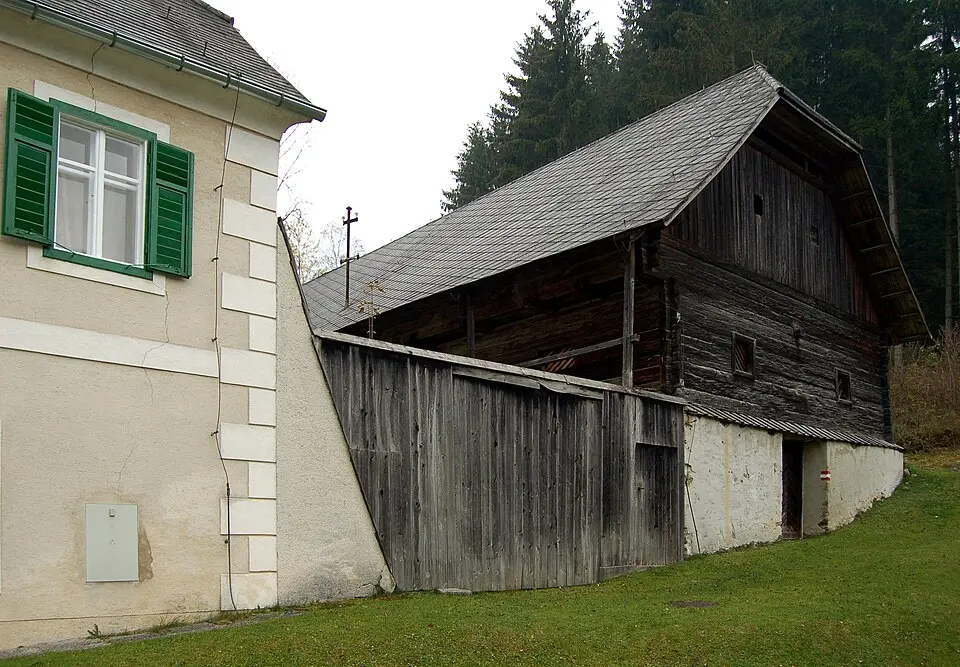 Image: Herzi Pinki · CC BY-SA 3.0 Pfarrhof und Wirtschaftsgebäude