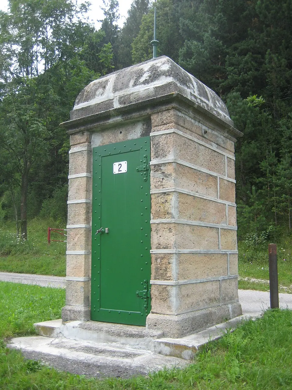 Image: Photo by Ferdinand Reichen. · CC BY-SA 3.0 AT Einstiegshäuschen der 1. Wiener Hochquellwasserleitung
