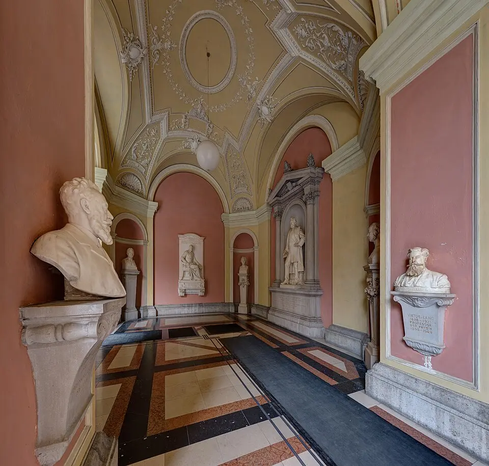 Denkmäler im Arkadenhof des Hauptgebäudes der Universität Wien