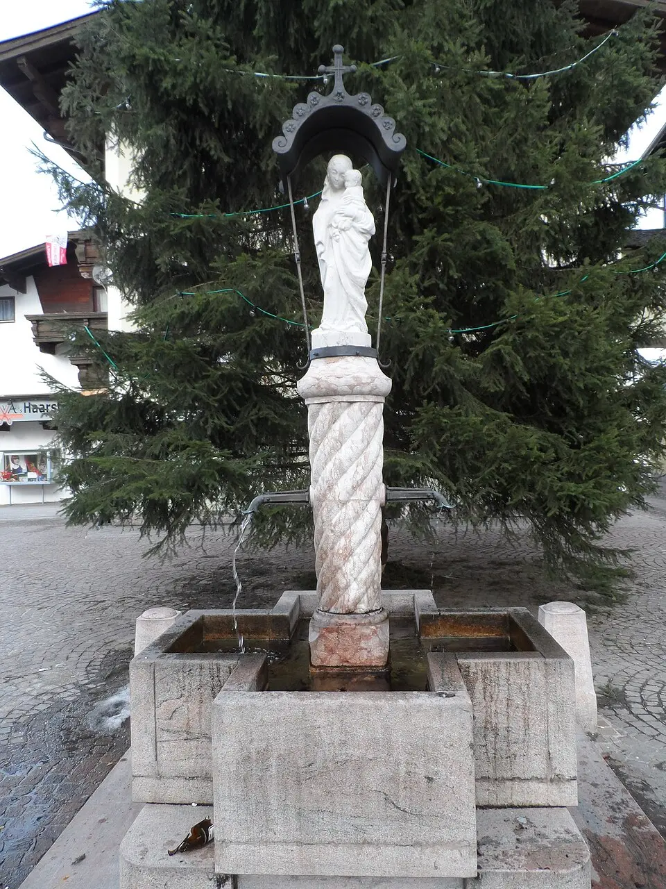 Slika: Leitzsche · CC0 Dorfbrunnen beim Widum