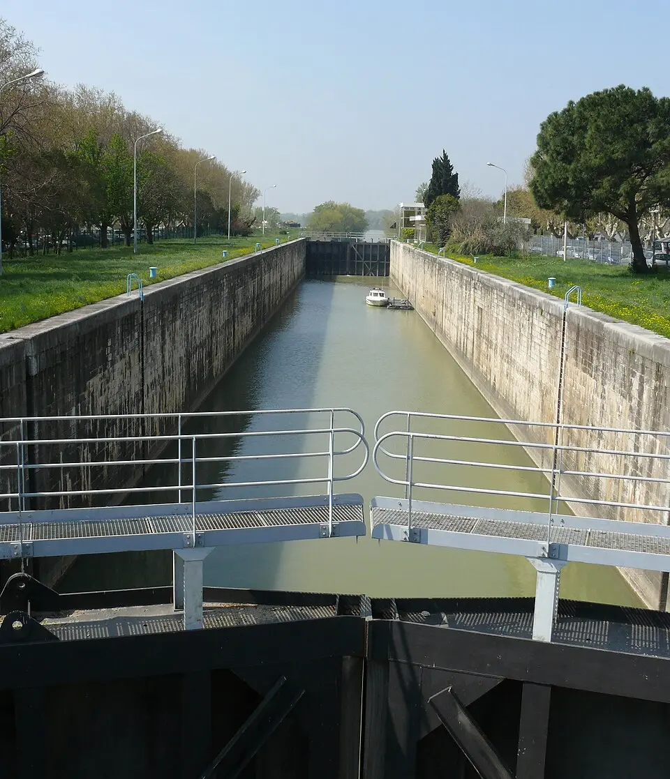 Canal de navigation d'Arles à Bouc