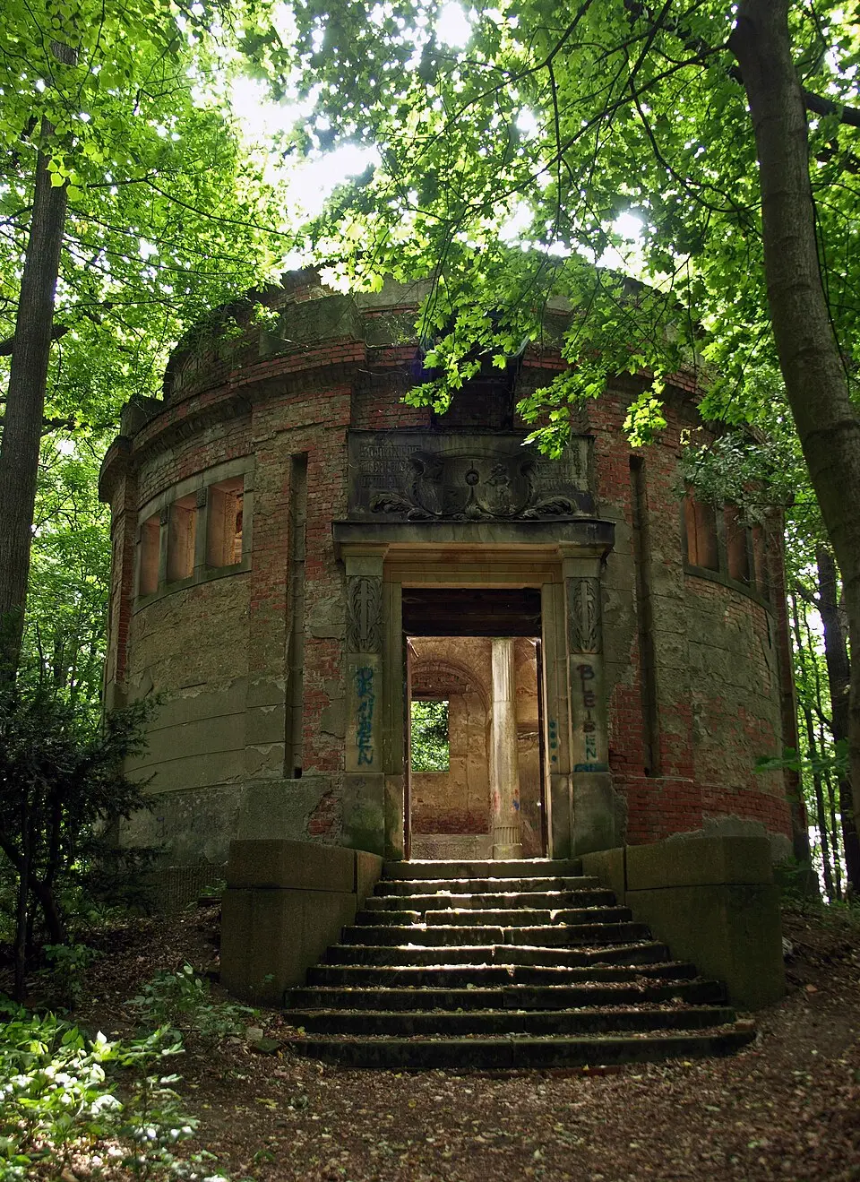 Einzeldenkmale der Sachgesamtheit Rittergut Oberrengersdorf: Neues Schloss, Eiskeller, Mausoleum, Torpfeiler, Brücke und gemauerter Teichzulauf im Park (siehe auch Sachgesamtheitsliste - Obj. 09269607) Bergstraße 19