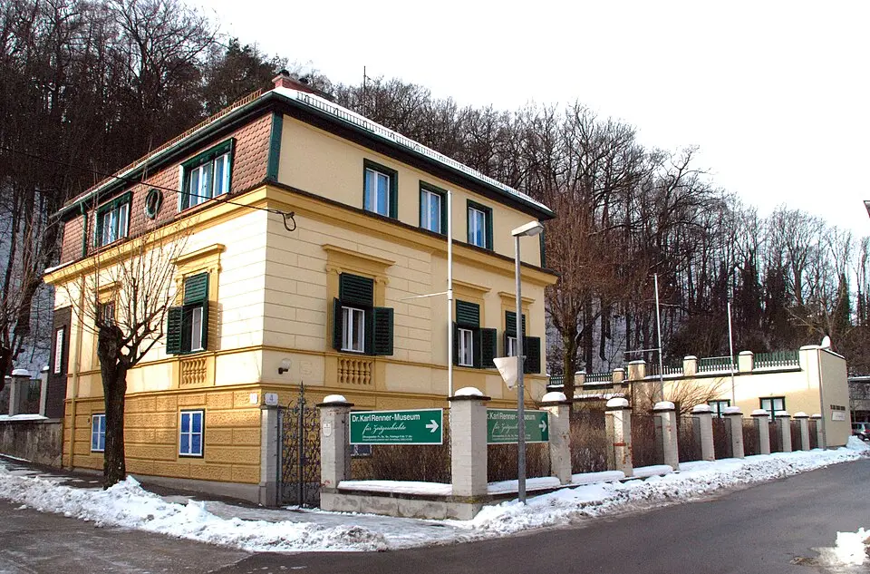 Obrázok: Pro · CC BY-SA 3.0 AT Renner-Villa Gloggnitz