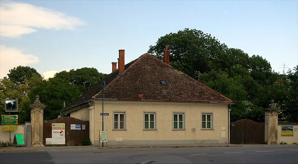 Wohnhaus, ehem. Pfarrhof, Straßenfassade und vier Straßenpfeiler