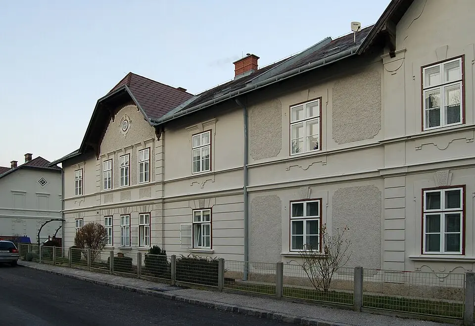Slika: Herzi Pinki · CC BY-SA 3.0 Arbeiterwohnhaus der Werksiedlung Wiedenbrunn