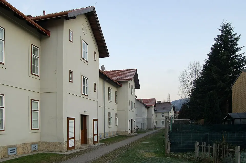 Obrázok: Herzi Pinki · CC BY-SA 3.0 Arbeiterwohnhaus der Werksiedlung Wiedenbrunn