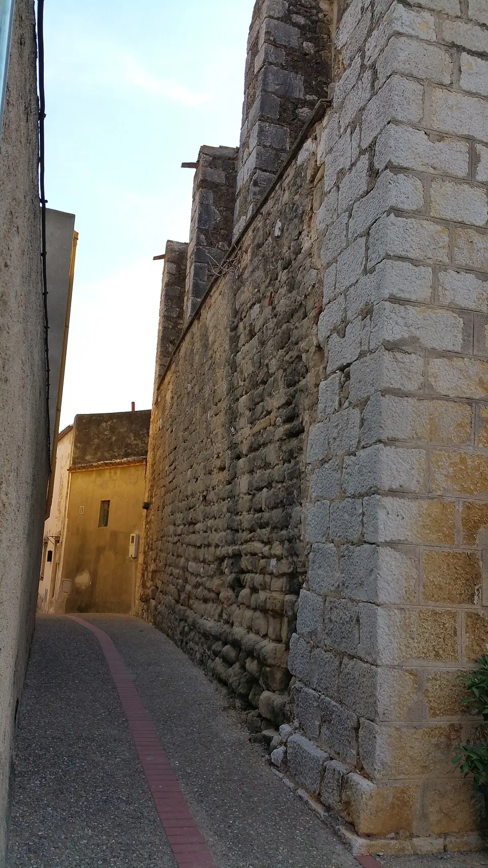Bild: Lamontse · CC BY-SA 4.0 Restes de l'antic portal de muralla